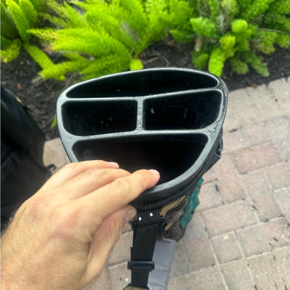 highlander golf carry bag with club dividers and shoulder strap . - Picture 3 of 9